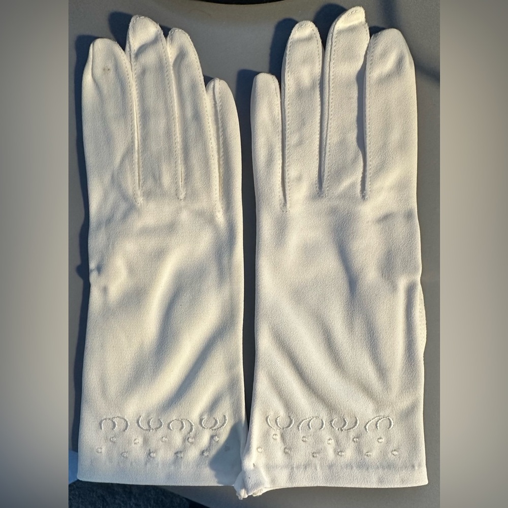 Vintage White Kid Gloves with Embroidered Detail Short White Gloves